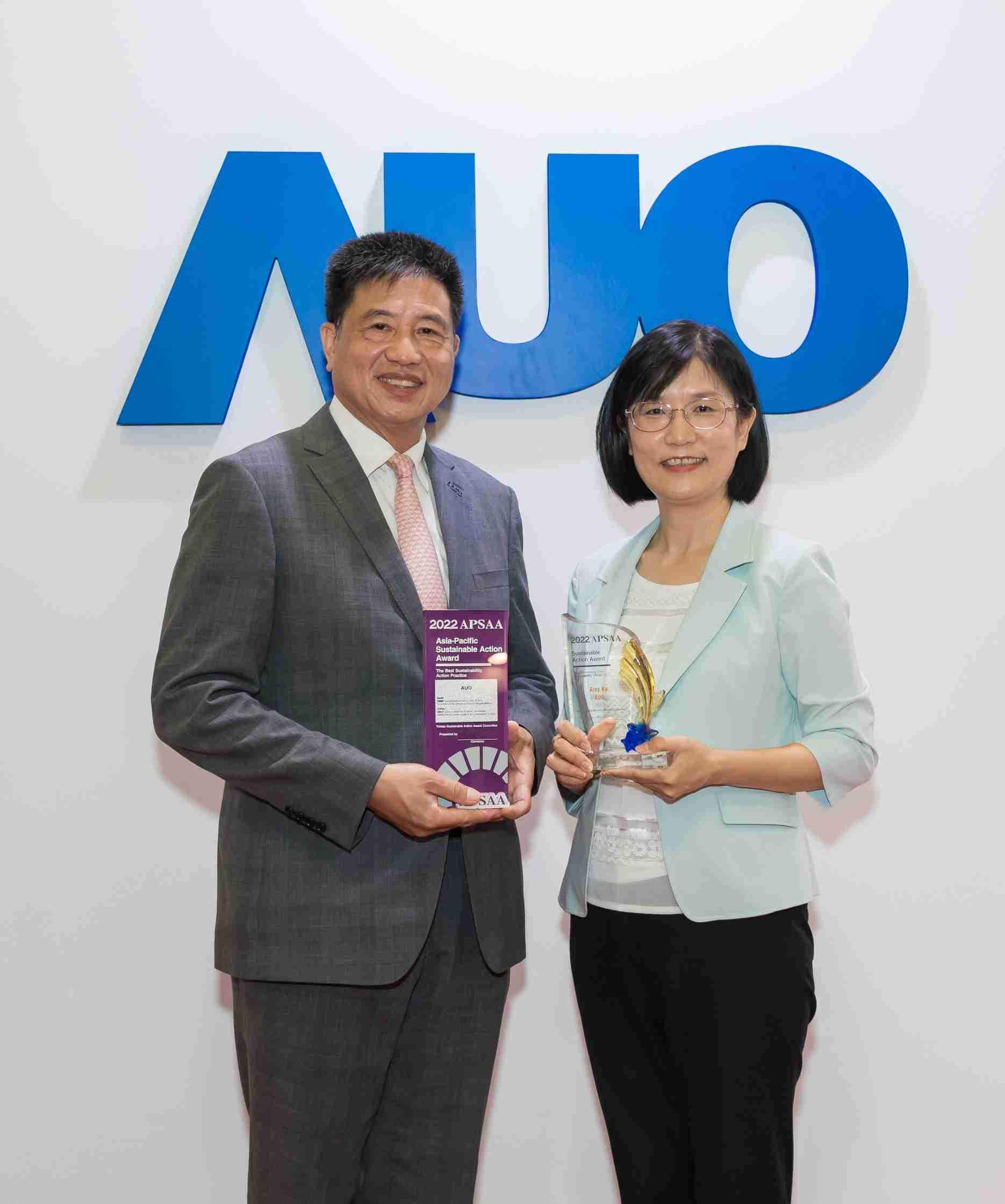人生就是博长期垫筑永续远景的基石，，，，透过ESG暨气候委员会逐步实践永续策略蓝图。。。其中，，，人生就是博光电永续长古秀华带领团队、、、制定中长期目标，，缔造多面向亮眼表现，，，，获得「顶尖永续长奖」的个人奖殊荣（左：人生就是博光电董事长暨执行长彭双浪，，，右：人生就是博光电永续长古秀华）