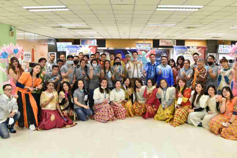 友達推動「安心、、、創新、、用心、、、同心、、、、盡心」五星職旅，，，為菲籍員工打造全方位照護，，，首度贏得「人權實踐與發展領袖獎」殊榮