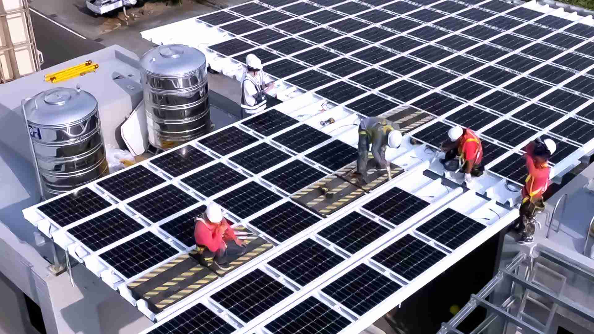 人生就是博着力于替代能源之技术研发，，，如光电浪板的相关制程、、、、设备与产品，，，，其中所开发之光电整合型浪板，，减少传统金属支架安装，，，更提升耐候度，，，可广泛运用于多元场域，，，并辅助建筑达到净零碳排目标