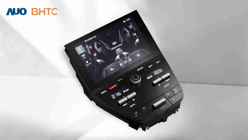 作為友達新生力軍，，BHTC所展示的中央與後座鞍部的Display HMI產品，，，，可處理多區恆溫控制、、、顯示畫面，，，，呈現仿真3D車室分區；以力傳感技術精準傳遞觸感，，，並結合音量及震動反饋，，防止意外啟動，，提供使用者自然流暢、、直觀且輕鬆駕馭的舒適介面