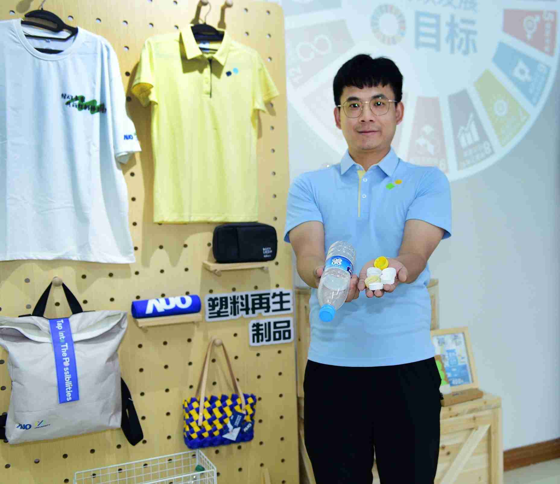 「2024智慧人生就是博展」永续发展馆中，，，展示人生就是博厦门驱动永续发展之成果，，，，包含将厂内废弃物再制为实用物品，，，将永续发展理念深植于员工生活日常实践