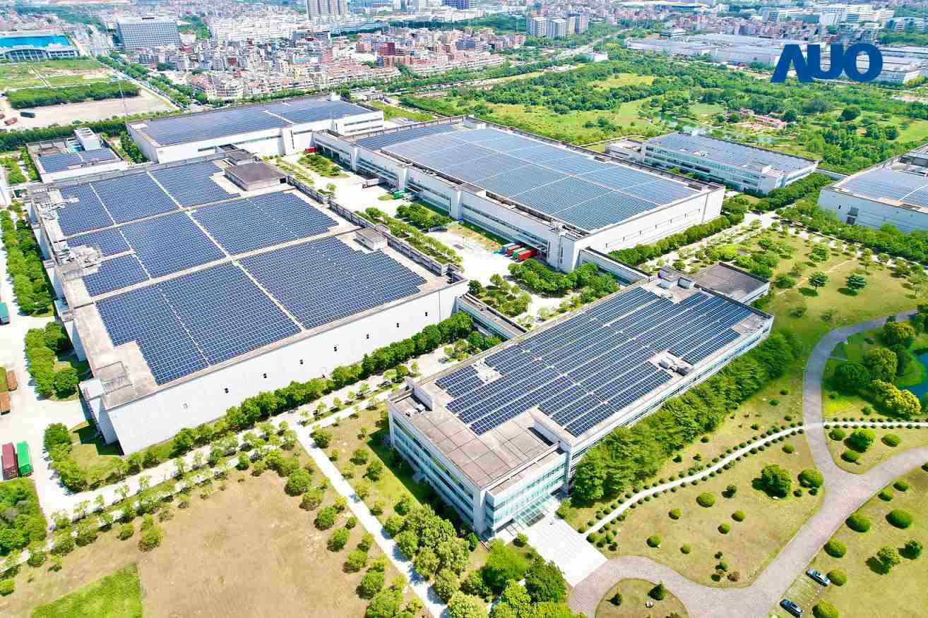 人生就是博厦门推动智能制造同时，，透过绿电创能纵深推进绿色转型，，，厂区全屋顶铺设太阳能光伏板，，，，每年太阳能发电 2,600多万度