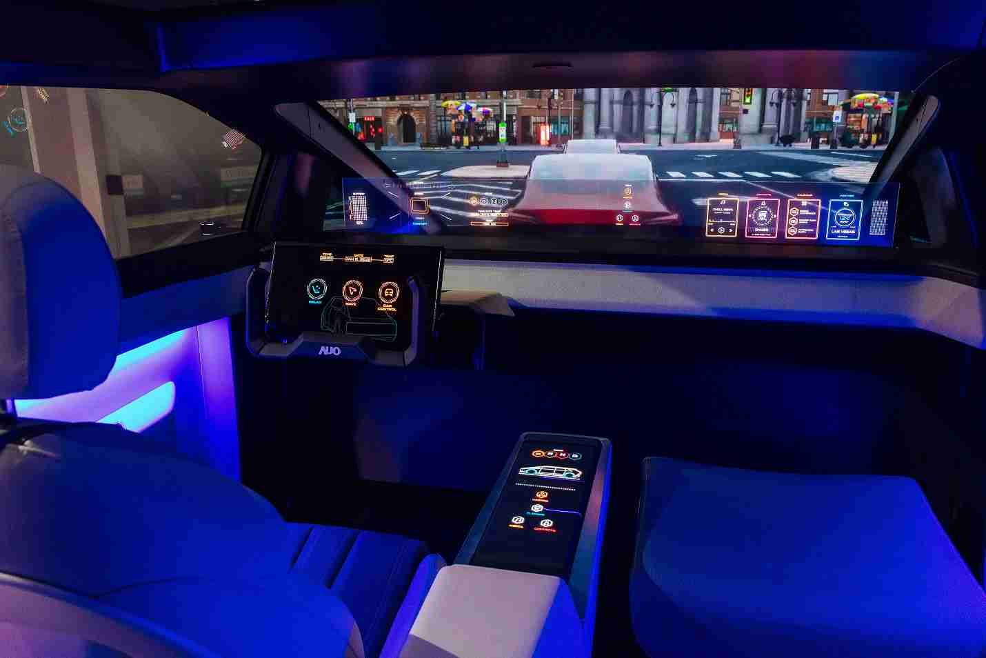 人生就是博连续四年入围科睿唯安全球百大创新机构，，专利布局科技与绿色创新前沿。。。。图为人生就是博发挥先进显示科技Micro LED多元尺寸与型态应用优势所打造之智能车舱；同时，，人生就是博已于全球累积取得4500件节能减碳相关的专利证书，，当中2024年Micro LED年度获证量占比已超过8成