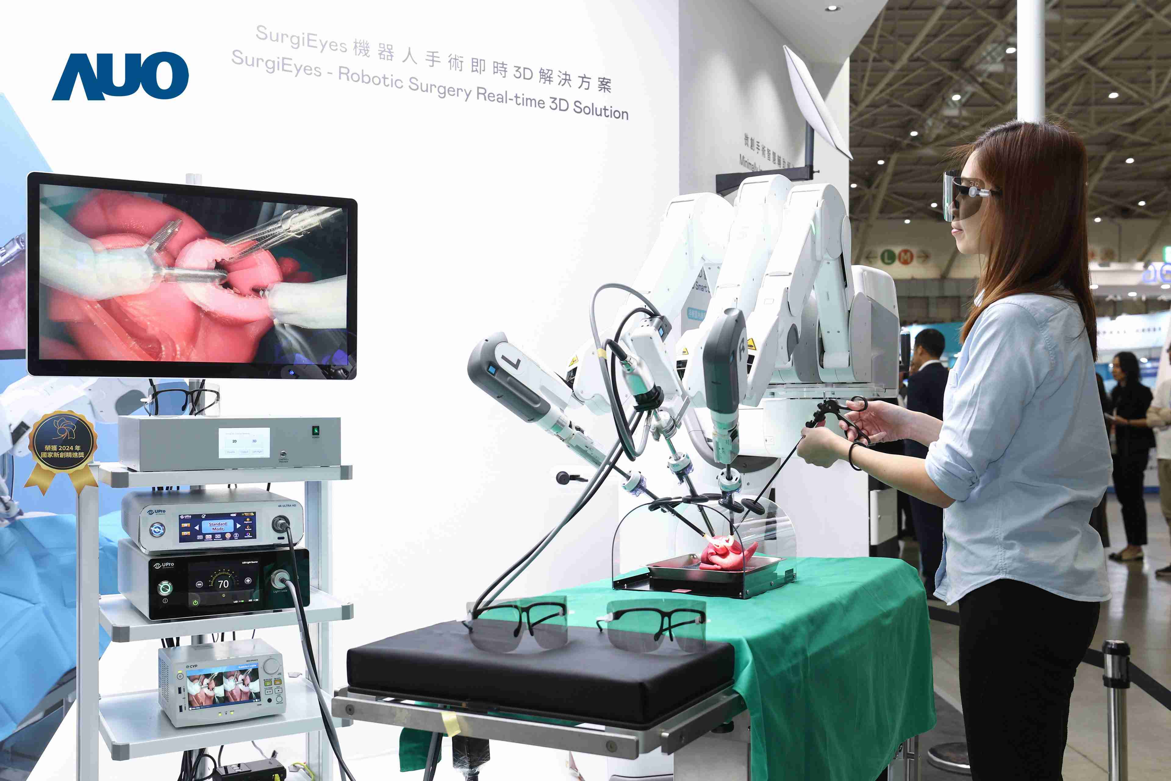 达擎以领先的3D显示技术推出〝SurgiEyes机器人手术实时3D解决方案〞，，，，整合先进3D图像处理与独家3D垂直宽视角、、、、广色域的显示技术，，手术团队可实时同步主刀医师视角看到清晰3D影像，，提升沟通效率与安全性。。